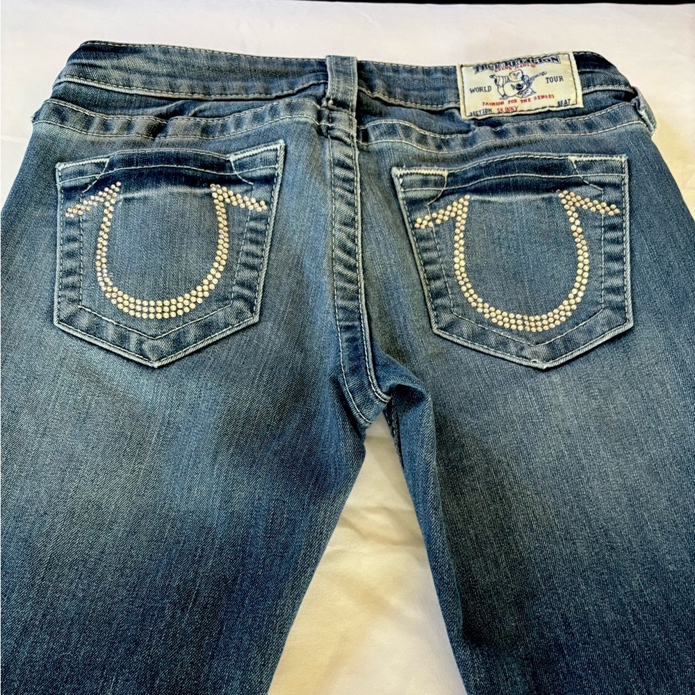 True Religion Skinny With Crystal Logo
Women’s Size 26 X 28 Medium Wash